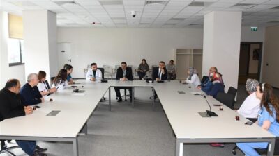 Yozgat Şehir Hastanesi yönetimi ile hastane çalışanları, düzenlenen toplantıda bir