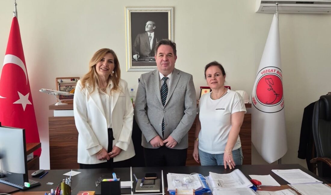 Yozgat Anadolu Kadınları Dayanışma Derneği Başkanı Özgür Karslıoğlu, beraberindeki yönetim