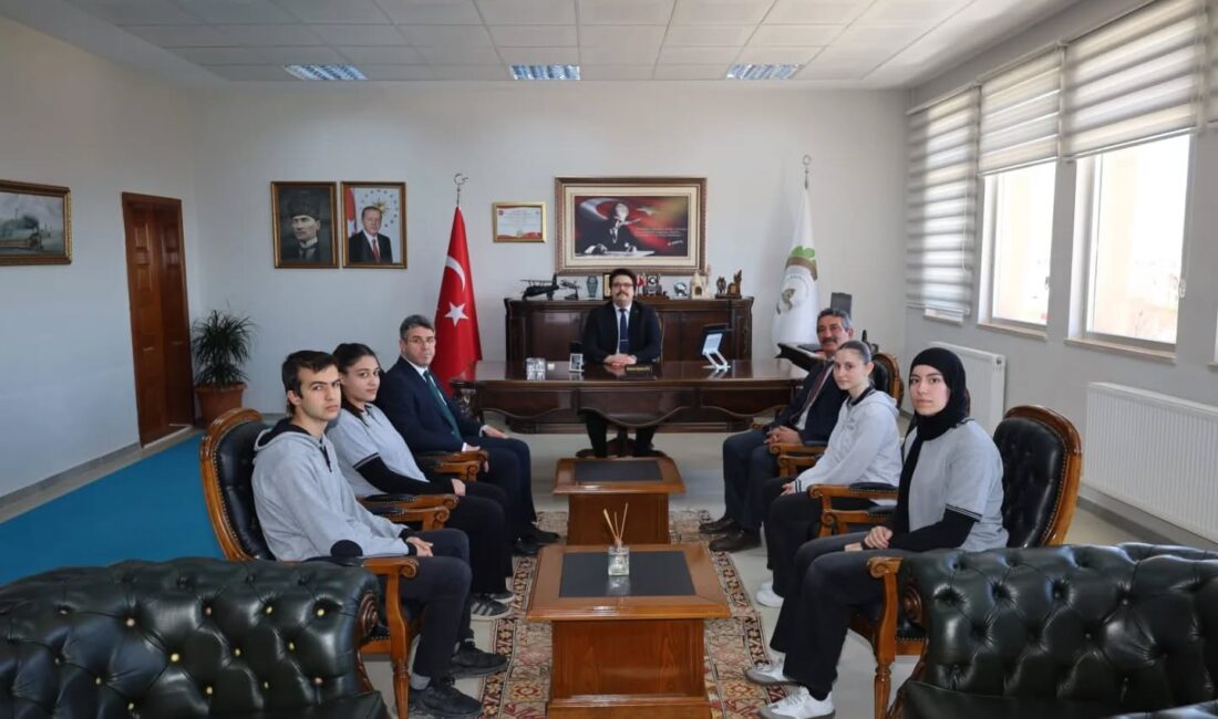 Çandır Kaymakamı Muammer Oğuzhan Yüce, badminton il turnuvasında şampiyon olarak