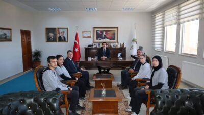 Çandır Kaymakamı Muammer Oğuzhan Yüce, badminton il turnuvasında şampiyon olarak