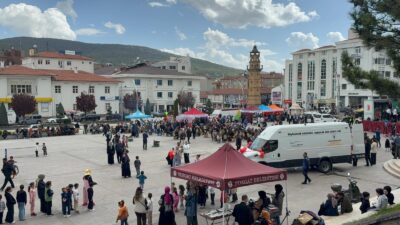 Yozgat Belediyesi tarafından düzenlenen Hıdırellez etkinliği Cumhuriyet Meydanı’nda gerçekleştirildi. Belediye
