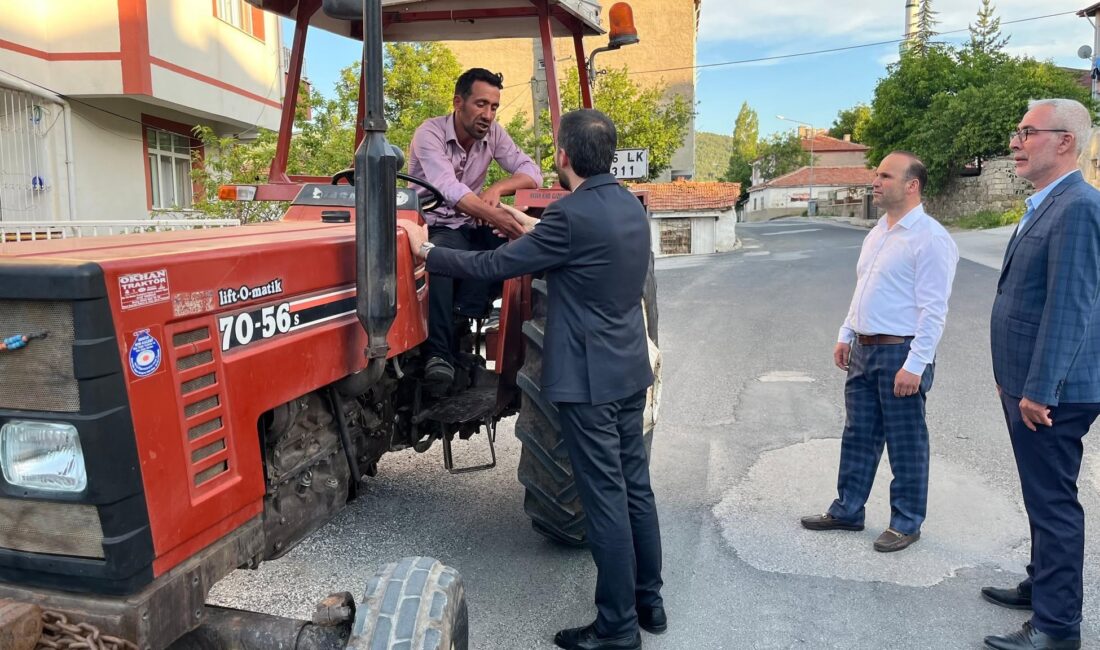 AK Parti Yozgat Merkez İlçe Başkanı Kazım Emiroğlu Şimşek, vatandaşlarla