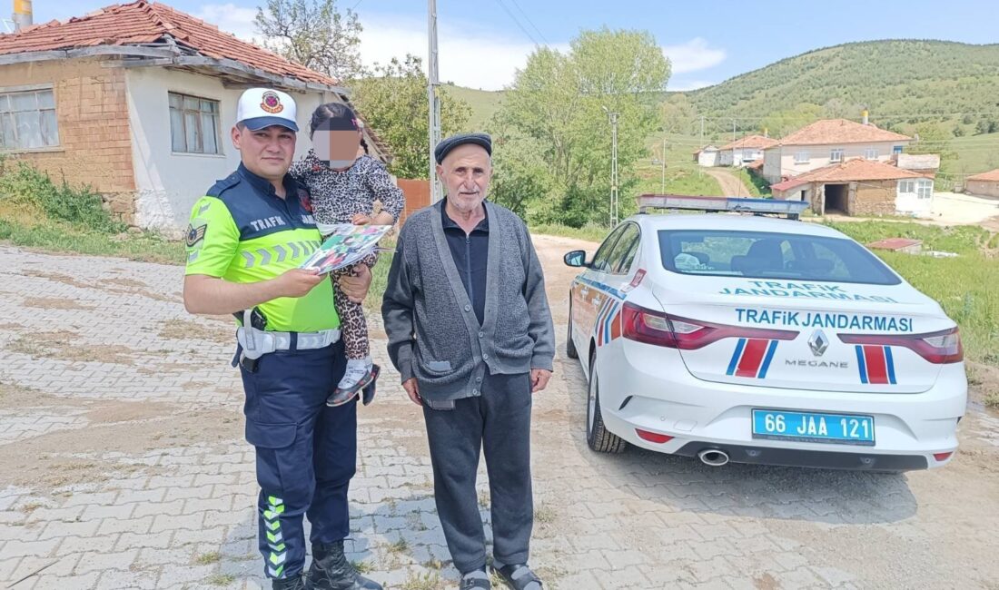 Yozgat’ta trafik denetimi yapan jandarma ekipleri, yol üzerinde tek başına