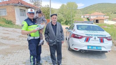 Yozgat’ta trafik denetimi yapan jandarma ekipleri, yol üzerinde tek başına