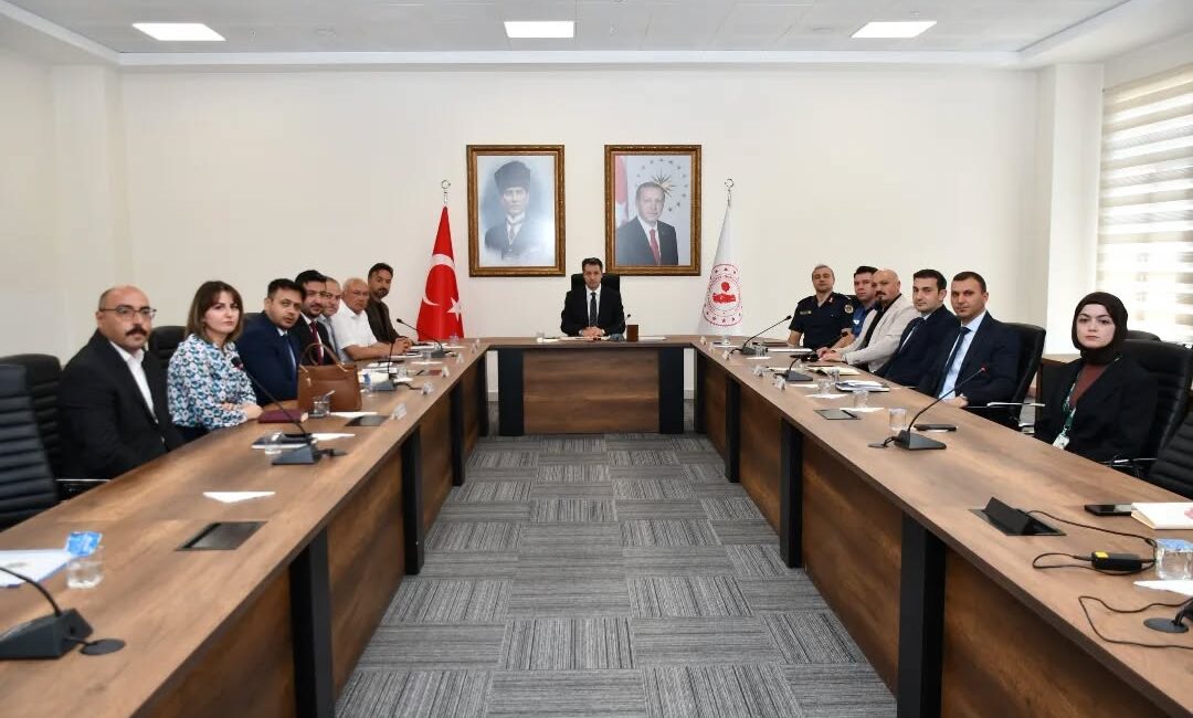 Sorgun Kaymakamı Abdurrezzak Canpolat başkanlığında, Kaymakamlık toplantı salonunda Bağımlılıkla Mücadele
