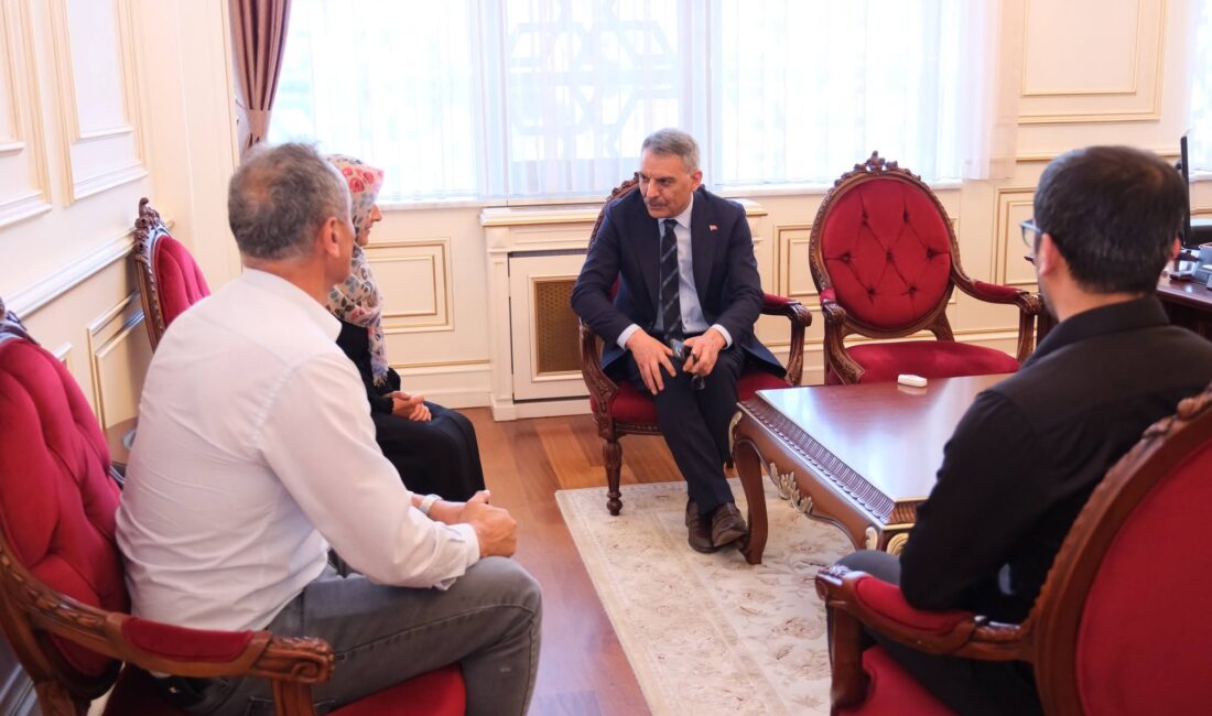 Yozgat Valisi Mehmet Ali Özkan, vatandaşlarla birebir görüşmeler gerçekleştirerek sorun,